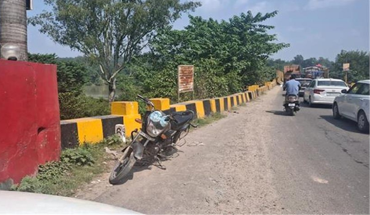 शख्स का बिगड़ा संतुलन, बाइक समेत ब्यास नदी में जा गिरा