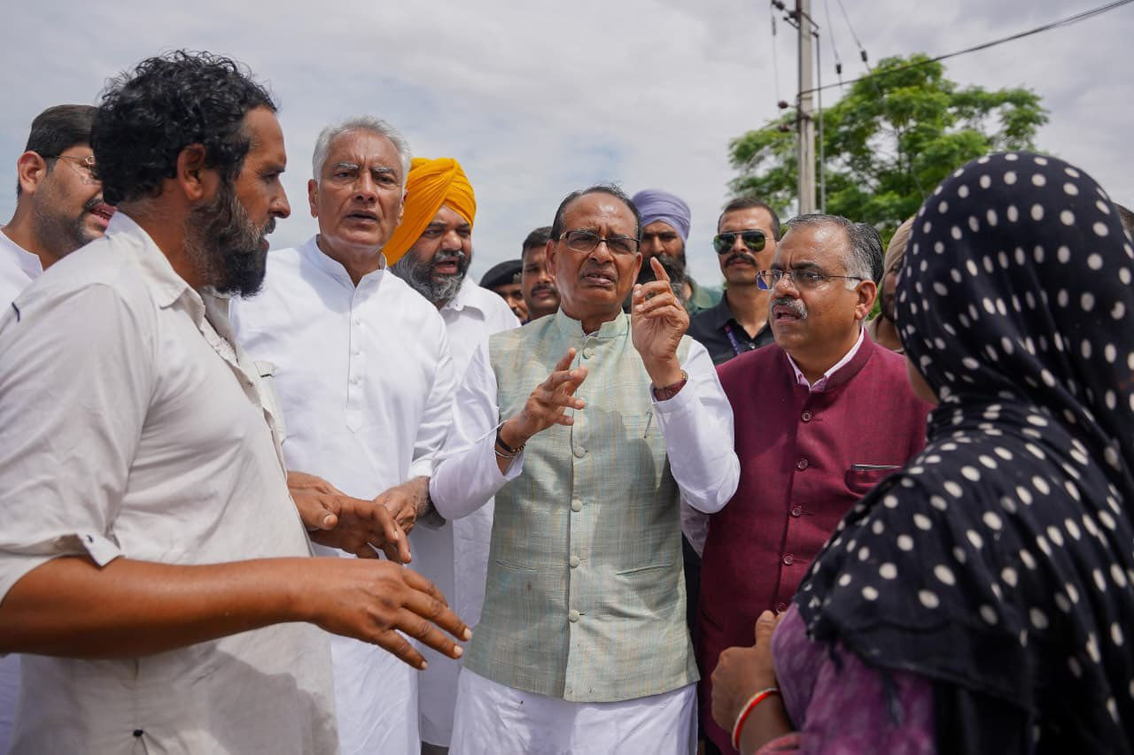 केंद्रीय कृषि मंत्री Shivraj Singh Chauhan ने पंजाब के बाढ़ प्रभावित क्षेत्रों का किया दौरा, राज्यपाल ने सौंपी रिपोर्ट