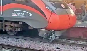 बंद फाटक को शख्स ने की पार करने की कोशिश, फिर ट्रेन से जा टकराई बाइक और…