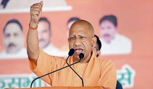 बिहार में गरजे सीएम योगी, कहा- लालटेन का केरोसिन बेचकर अंधेरा करने वाले अब राशन हजम करने की तैयारी में हैं
