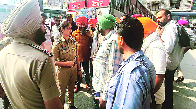 PUNBUS/PRTC कांट्रैक्ट वर्कर्स यूनियन ने बंद किया बस अड्डा, किलोमीटर स्कीम के तहत टैंडर खुलने का कर रहे विरोध