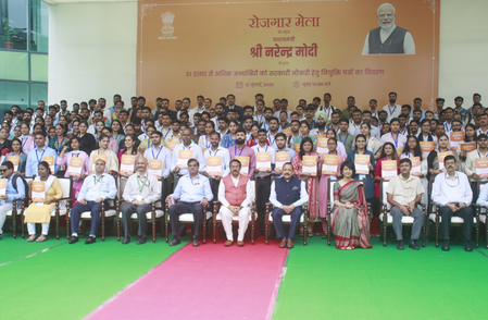 रोजगार मेले में पीएम मोदी से नियुक्ति पत्र पाकर युवाओं में खुशी की लहर, बोले- विकसित भारत विजन में देंगे योगदान