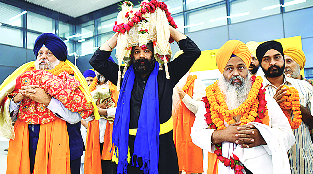 गुरु ग्रंथ साहिब के पावन स्वरूप और गुरु जी के शस्त्र पटना पहुंचे