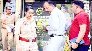 महिला के साथ आपत्तिजनक हालत में मिले युवक की पेचकस से हत्या