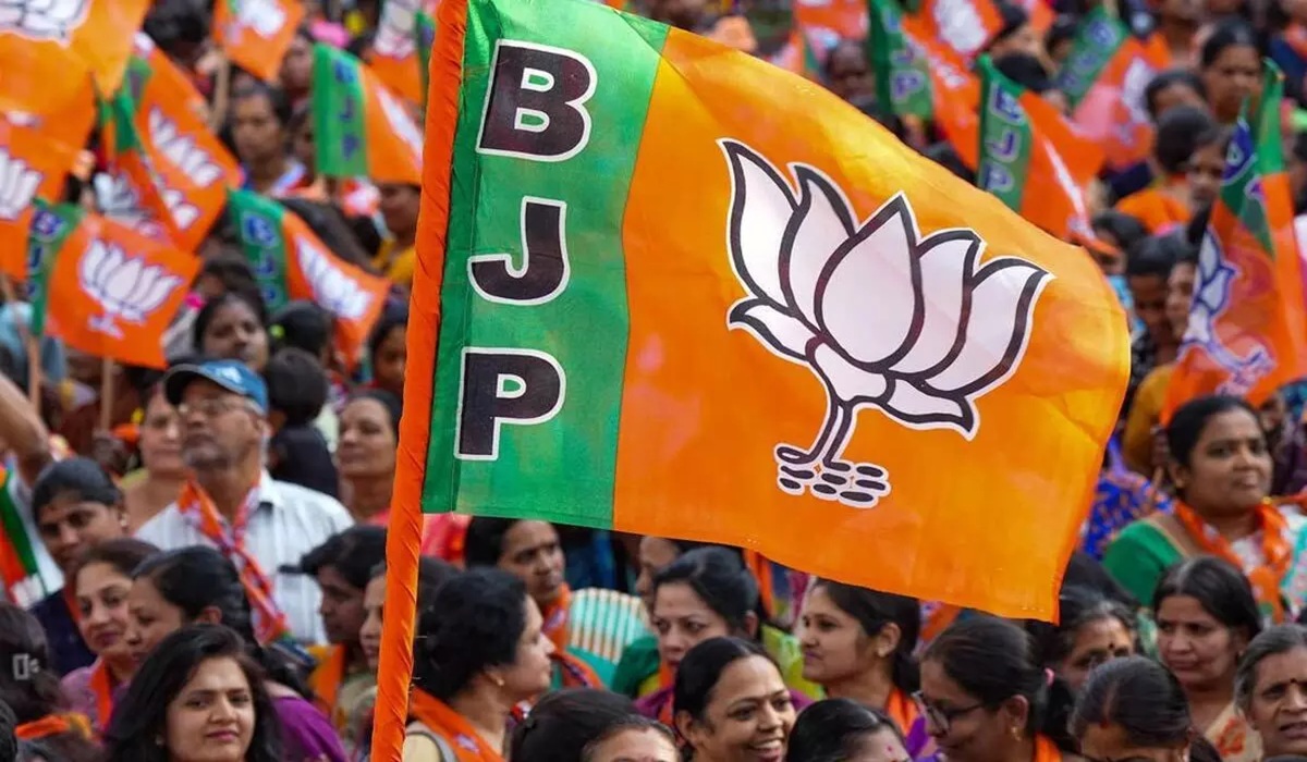 बिहार चुनाव के बीच बीजेपी का बड़ा एक्शन, इन 4 नताओं को पार्टी से निकाला