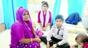 नकाबपोश बाइक सवारों ने स्कूल जाते बच्चे को जबरदस्ती अज्ञात टेबलेट खिलाई