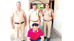महिला पुलिसकर्मी के साथ अभद्र व्यवहार करने वाला युवक गाड़ी सहित गिरफ्तार