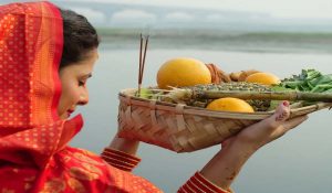 छठ पूजा में नाक से मांग तक सिंदूर लगाने के पीछे क्या है पौराणिक कथा; जानें महत्त्व और वजह