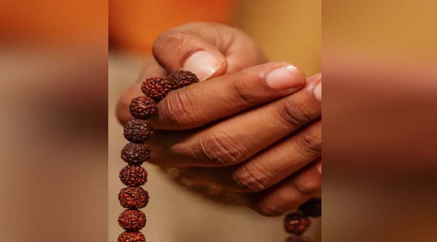 इन शक्तिशाली मंत्रों के साथ करें सुबह की शुरुआत, दिन रहेगा एनर्जेटिक और पॉजिटिव
