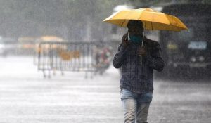 दिल्ली में बदला मौसम का मिजाज, बिहार समेत 10 राज्यों में बारिश का रेड अलर्ट