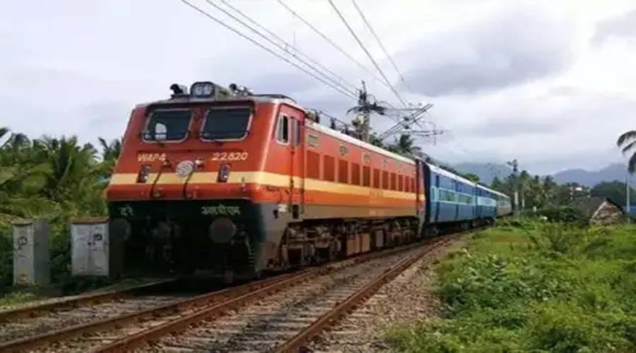 Train Ticket Booking: ट्रेन में सफर के दिन ऐसे पा सकते हैं कंफर्म सीट, जानिए ये आसान तरीका