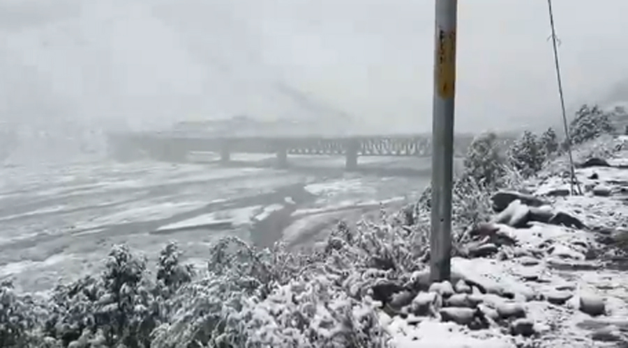 Himachal Snowfall: रोहतांग सहित ऊंचे दर्रों पर भारी हिमपात, मनाली-लेह मार्ग बंद