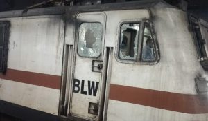 कानपुर में हुई बिहार जा रही ट्रेन पर पत्थरबाजी, यात्रियों में मची भगदड़