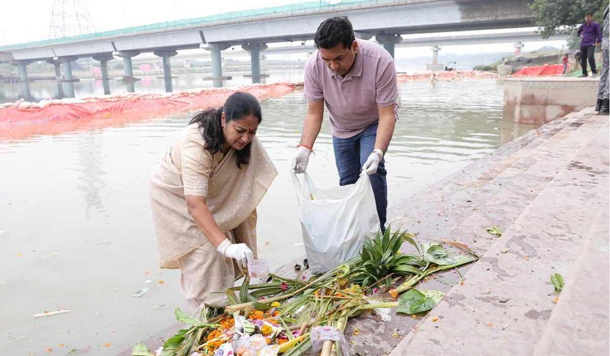 मुख्यमंत्री रेखा गुप्ता ने छठ पूजा के बाद वासुदेव घाट पर किया सफाई अभियान