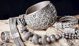 लोगों के लिए खुशखबरी: त्योहारों के बाद इतनी सस्ती हुई चांदी, जानें कारण