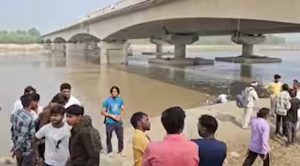 युवक ने अपने 4 बच्चों के साथ यमुना में लगाई छलांग
