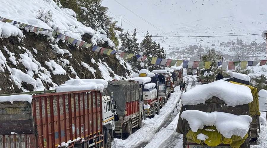 Himachal snowfall : हिमाचल में बदला मौसम, बर्फबारी और बारिश से ढकी प्रदेश की ऊँची चोटियां