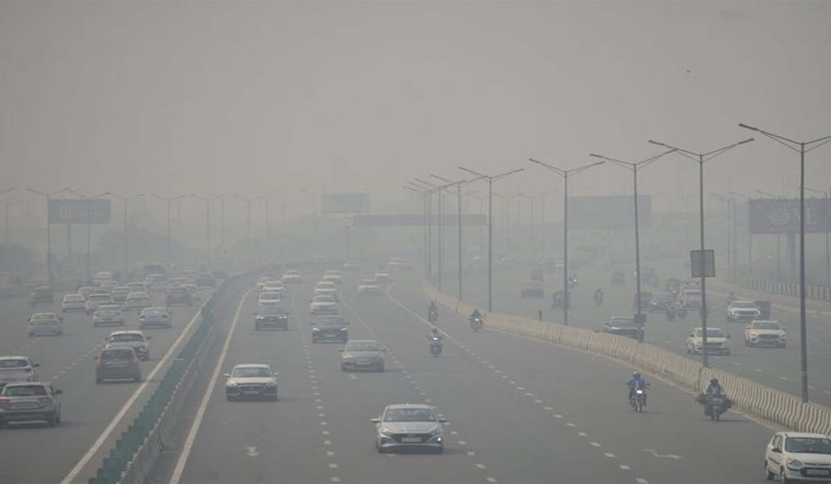 Delhi AQI Today: दिल्ली में फिर जहरीली हुई हवा, आनंद विहार में 428 के पार पहुंचा AQI