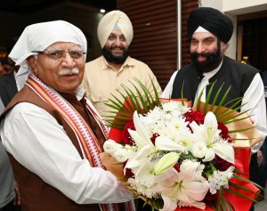 दुबई दौरे पर पहुंचे केंद्रीय मंत्री मनोहर लाल, गुरुद्वारा गुरु नानक दरबार में टेका माथा, देखें तस्वीरें
