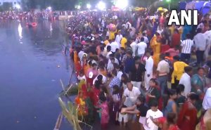 Chhath Puja 2025 : लोक आस्था के महापर्व छठ की धूम, डूबते सूर्य को दिया गया अर्घ्य, देखें Video