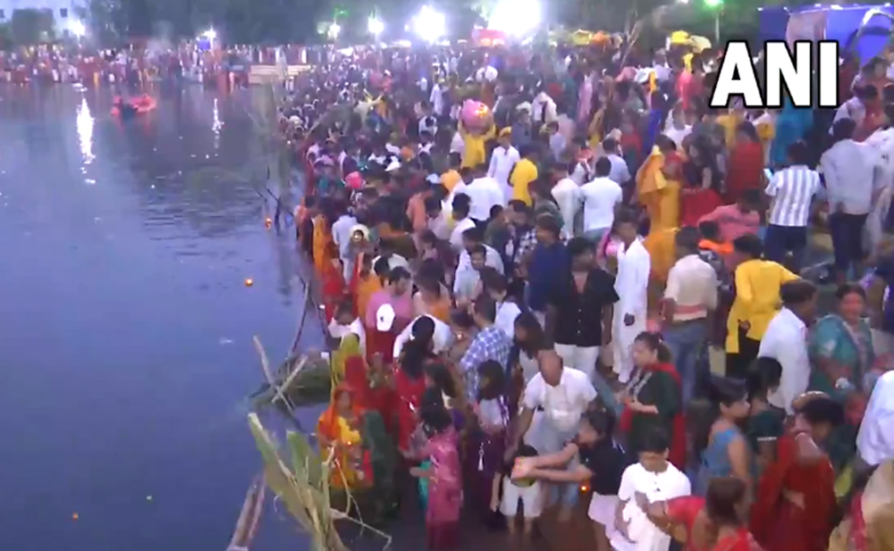 Chhath Puja 2025 : लोक आस्था के महापर्व छठ की धूम, डूबते सूर्य को दिया गया अर्घ्य, देखें Video