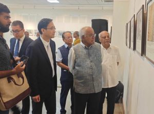 चीनी जनता के जापानी आक्रमण विरोधी युद्ध की विजय की 80वीं वर्षगांठ के उपलक्ष्य में एक फोटो प्रदर्शनी बेंगलुरु में आयोजित
