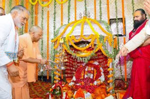 सिद्धपीठ हथियाराम मठ में बोले सीएम योगी, कहा- गाजीपुर वीरों की भूमि है, यहां के लोग देश के लिए बलिदान…