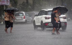 दिल्ली-NCR में बिगड़ा मौसम का मिजाजः बारिश ने कराया गुलाबी ठंड का एहसास, जल भराव से लगा ट्रैफिक जाम