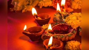 Diwali 2025: दीपावली पर दिख जाएं ये 5 चीजें, तो बनते हैं माता लक्ष्मी की कृपा के संकेत