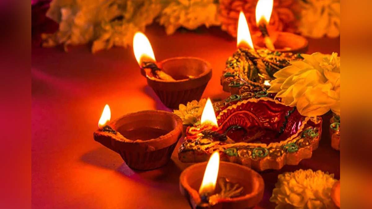 Diwali 2025: दीपावली पर दिख जाएं ये 5 चीजें, तो बनते हैं माता लक्ष्मी की कृपा के संकेत