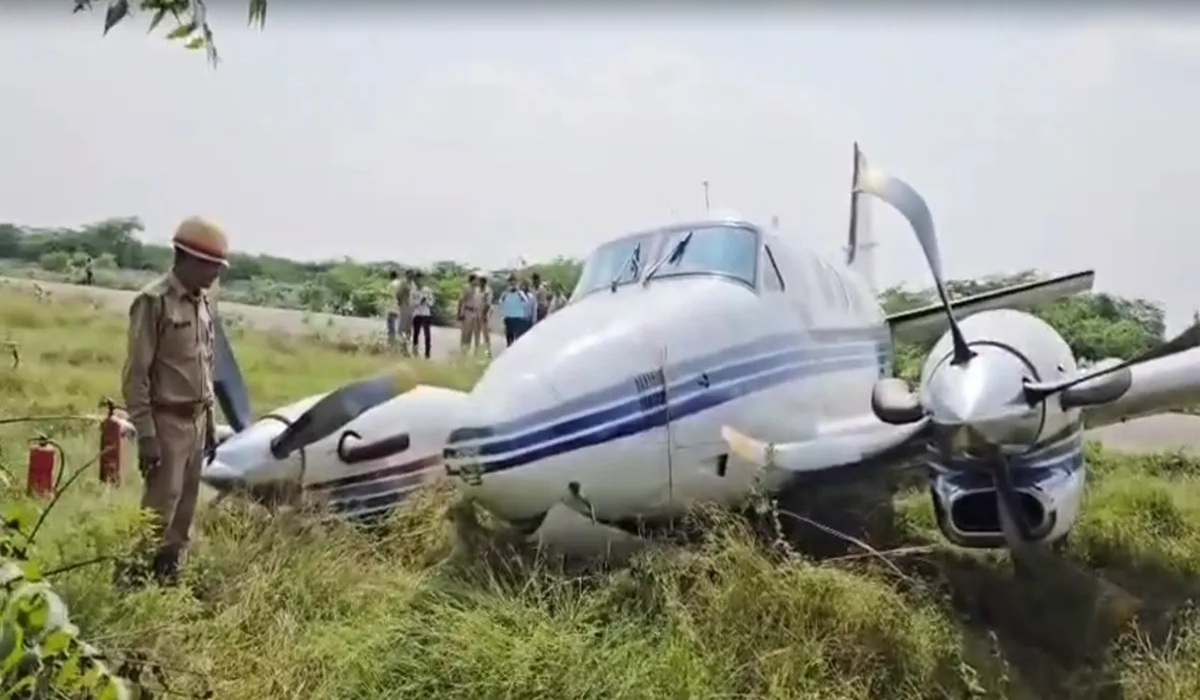 UP में विमान क्रैश, टेकऑफ के दौरान रनवे से फिसला जेट… सवार थे ये बड़े उद्योगपति
