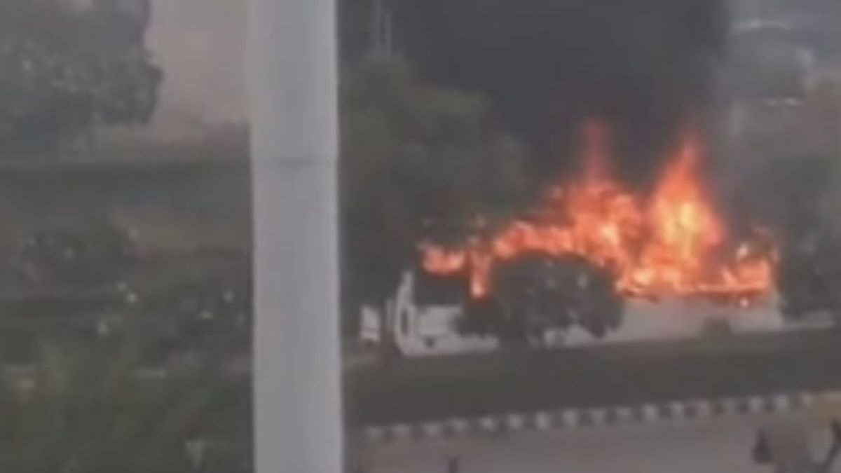 गुरुग्राम: चलती बस में बड़ा हादसा, ड्राइवर और कंडक्टर ने कूदकर बचाई जान