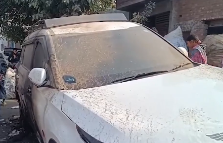 युवकों ने खड़ी कार में लगा दी आग