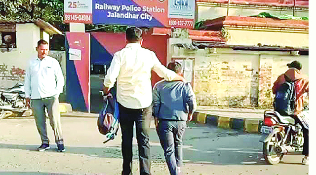 रेलवे स्टेशन पर चैकिंग के दौरान यात्री के बैग से मिले सैंकड़ों सिम कार्ड