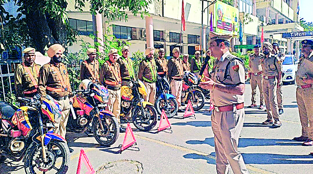 धुंध और कोहरे के मौसम में सड़क सुरक्षा को लेकर जिला पुलिस सक्रिय