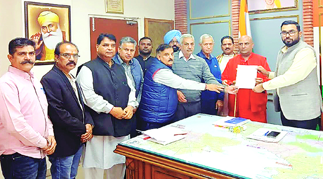 नवीन अरोड़ा हत्याकांड : विभिन्न संगठनों ने राज्यपाल के नाम DC को सौंपा ज्ञापन