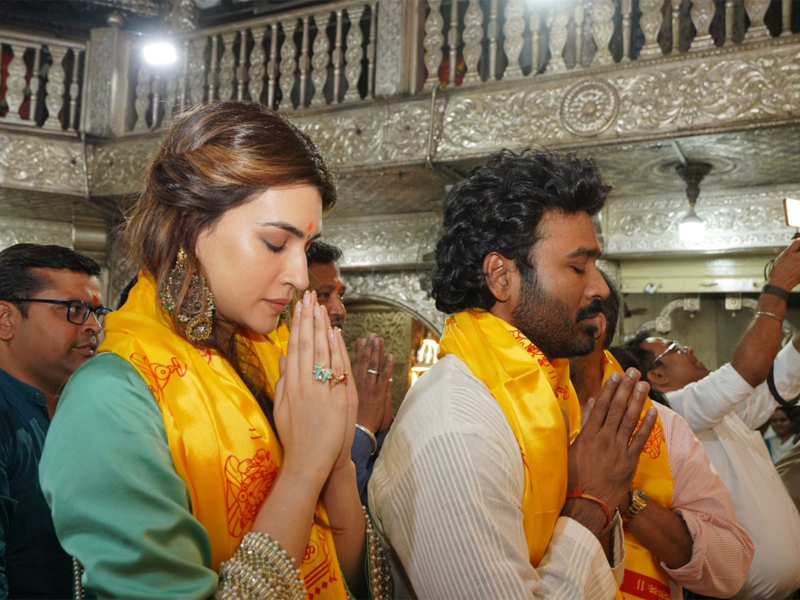 TERE ISHK MEIN: कृति सनोन, धनुष ने पुणे के दगडूशेठ गणपति मंदिर में माथा टेका और पूजा की