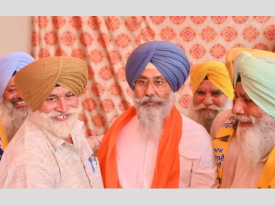 तरनतारन में अकाली दल को लगा एक और झटका, कई परिवार आम आदमी पार्टी में हुए शामिल