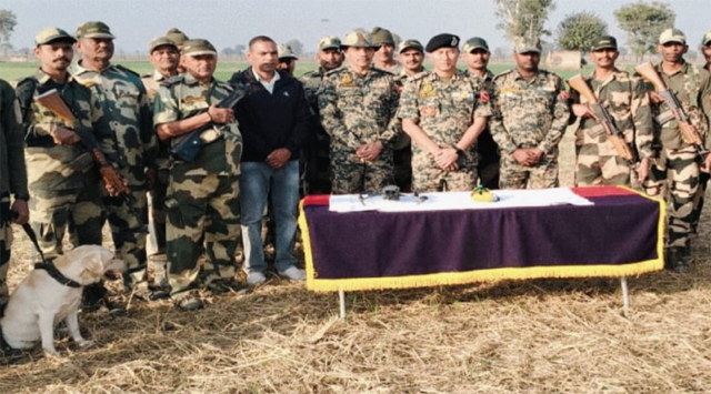 BSF ने पंजाब सीमा पर अलग-अलग अभियान के दौरान ड्रोन, हेरोइन और हथियार के पुर्जे बरामद किए