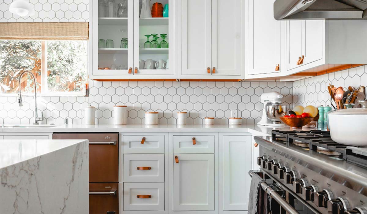 Kitchen Vastu Tips: किचन में भूलकर भी न करें ये गलतियां, वरना बढ़ सकती हैं परेशानियां
