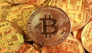 Bitcoin की गिरावट ने हिला दिया मार्केट: 24 घंटे में करोड़ों का हुआ नुकसान