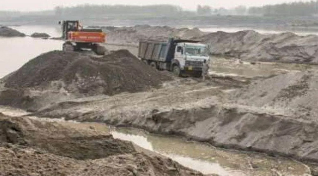 अवैध खनन से सरकार के खजाने को हो रहा अरबों रुपए का नुकसान