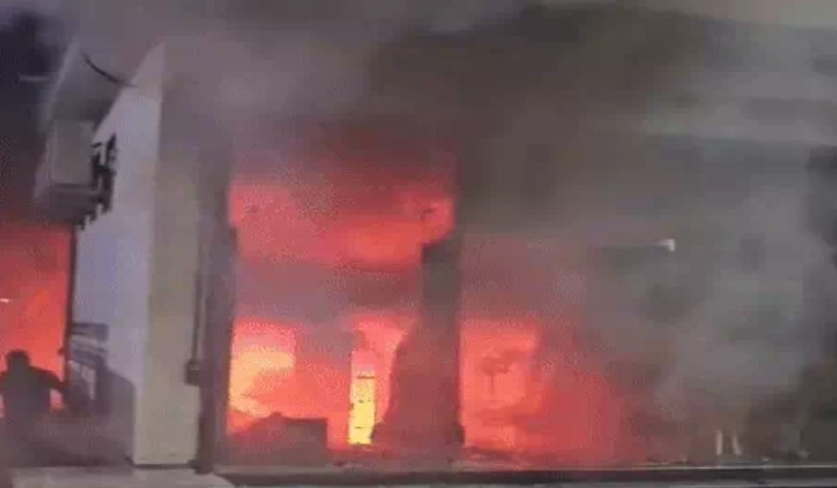 स्पेयर पार्ट्स गोदाम में रहस्यमयी आग, लाखों का नुकसान