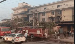 सोनीपत में खड़ी कार में अचानक लगी आग, दमकल ने समय रहते बुझाई
