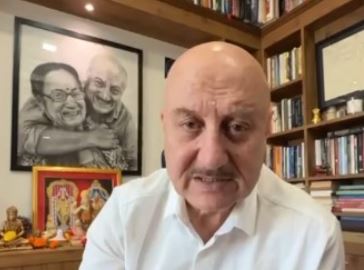 अनुपम खेर स्विट्जरलैंड से लौटते ही पहुंचे सतीश शाह के घर