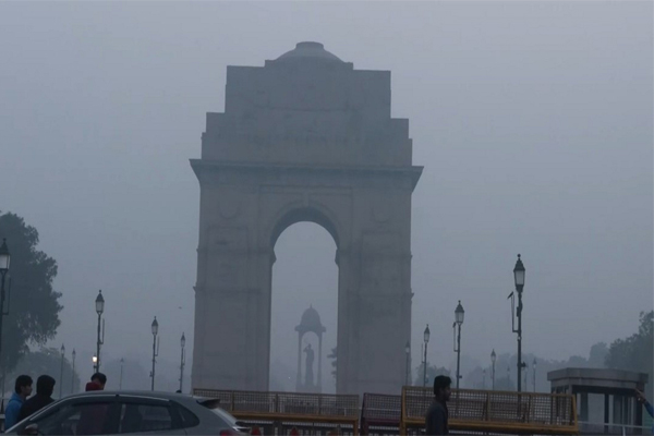 एयर क्वालिटी में मामूली सुधार के बावजूद कई इलाकों में 400 पार AQI, शहर में ज़हरीले स्मॉग की परत छाई
