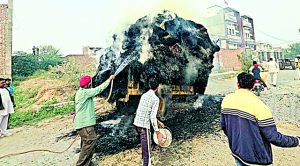 पराली से भरी ट्रॉली में लगी आग, दमकल ने मौके पर पहुंचकर पाया काबू