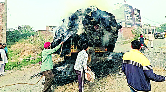 पराली से भरी ट्रॉली में लगी आग, दमकल ने मौके पर पहुंचकर पाया काबू