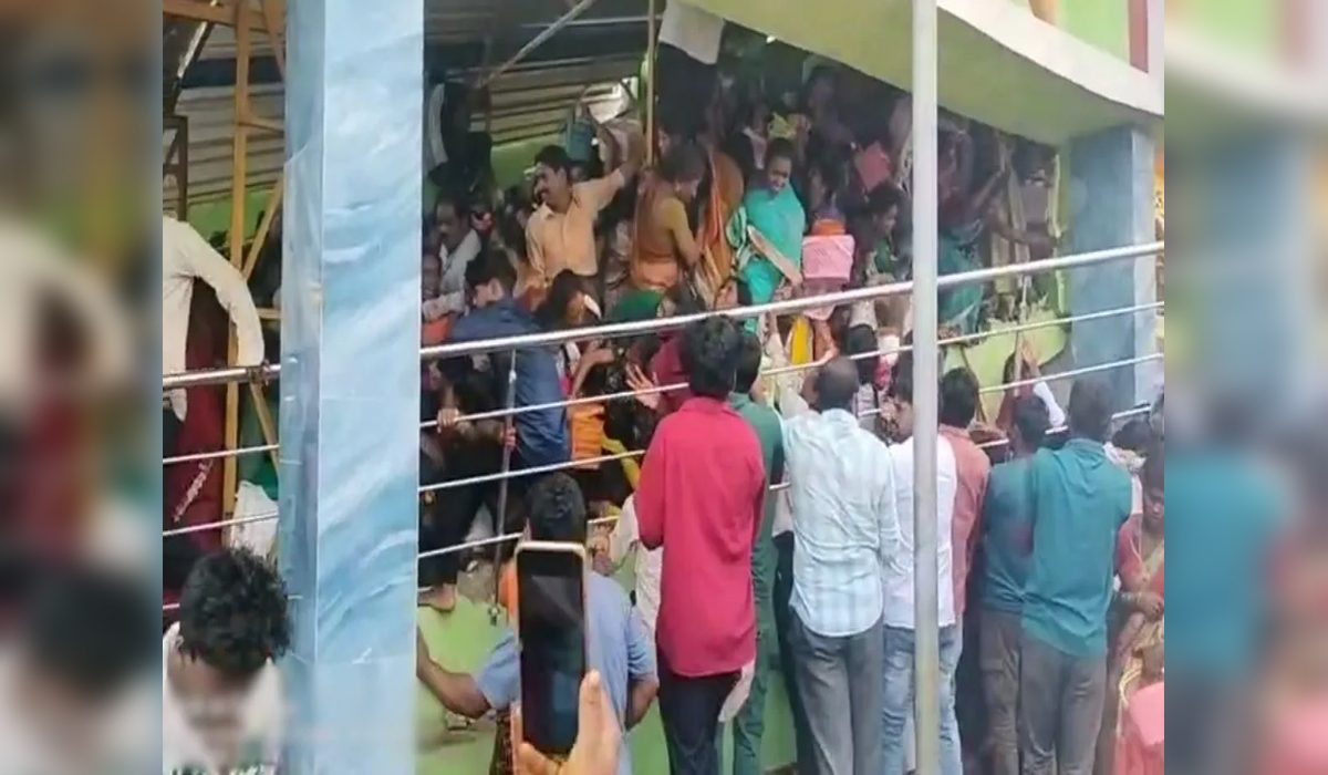Breaking : वेंकटेश्वर स्वामी मंदिर में मची भगदड़, 9 श्रद्धालुओं की मौत, कई गंभीर जख्मी