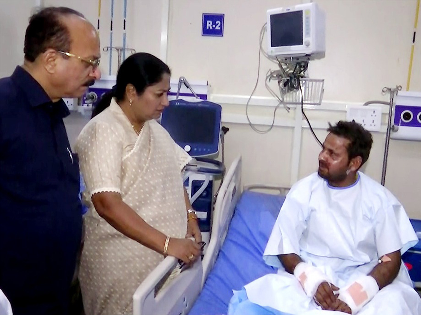 Delhi Blast: CM रेखा गुप्ता ने लोक नायक अस्पताल में घायलों से की मुलाकात, लोगों से “अफवाहों से बचने और शांति बनाए रखने” की अपील की